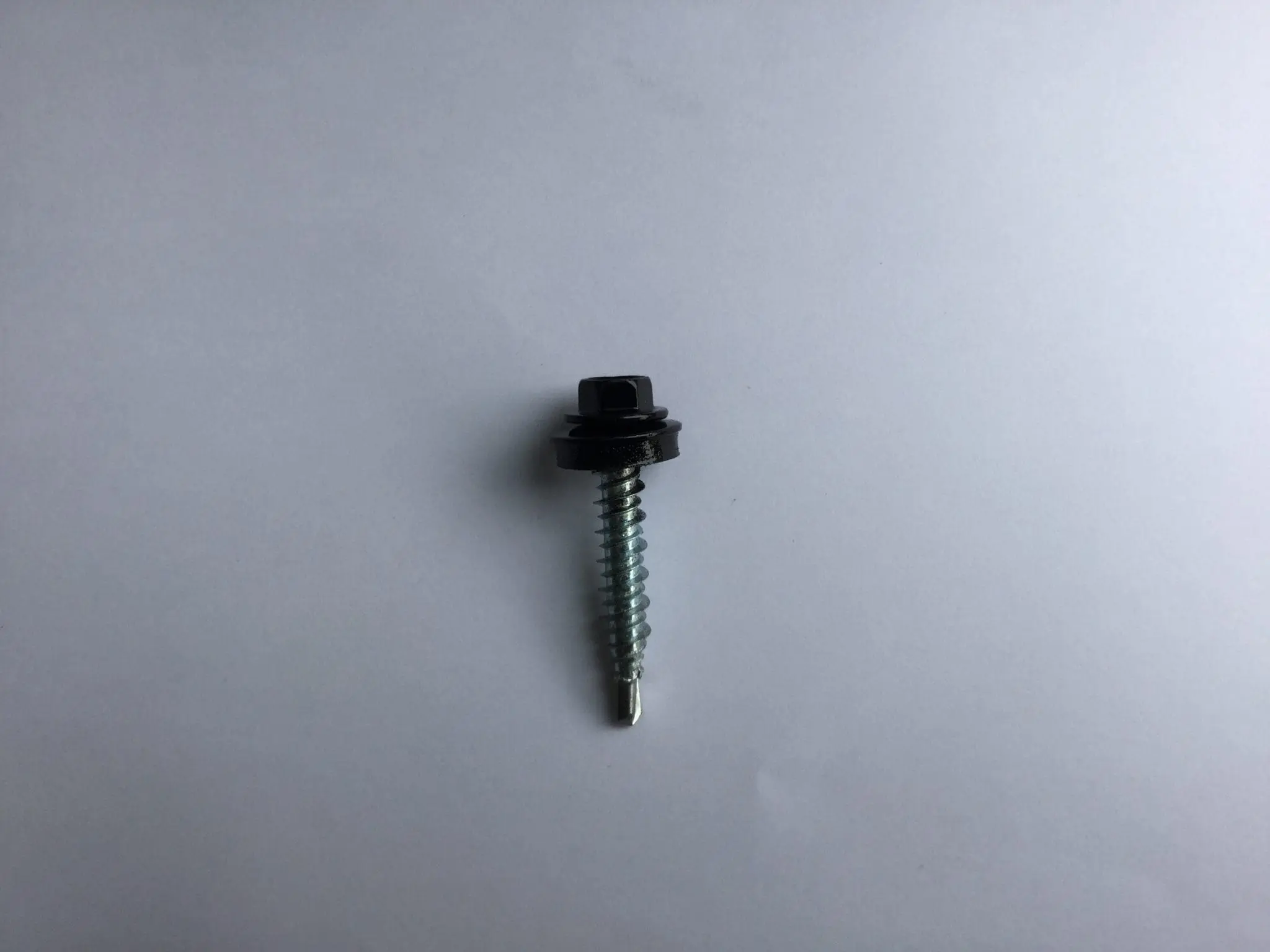 Dakpanschroef van 35&nbsp;mm met zwarte kop en afdichtring