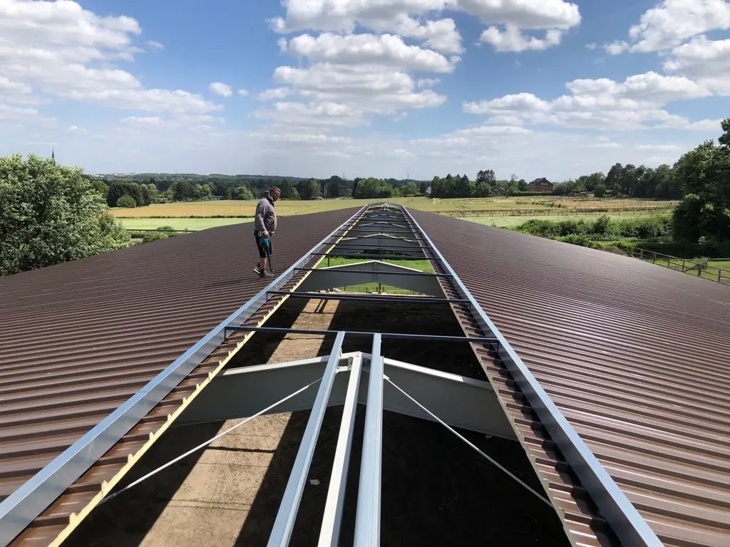 Dak in aanbouw, panelen liggen klaar